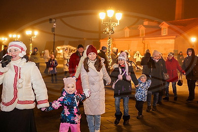 С хороводами, подарками и белорусскими песнями. В комплексе \"Лошицкий\" прошли первые новогодние гуляния