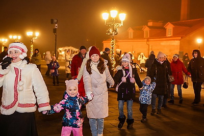 С хороводами, подарками и белорусскими песнями. В комплексе \"Лошицкий\" прошли первые новогодние гуляния