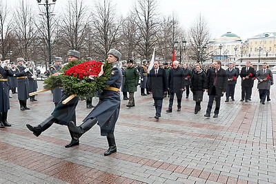 Премьер-министр Беларуси возложил венок к Могиле Неизвестного Солдата в Москве