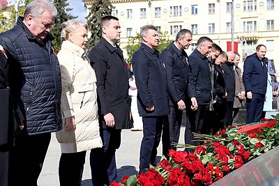 \"Беларусь помнит\": торжественная церемония возложения цветов проходит на площади Победы