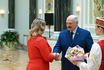 Лукашенко вручил госнаграды женщинам из различных сфер деятельности и регионов страны