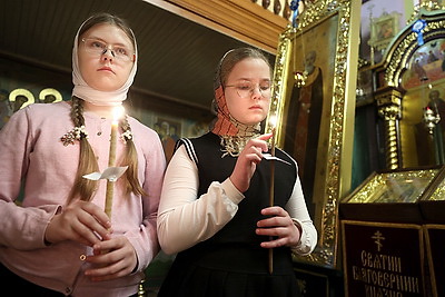 Православные верующие празднуют Сретение Господне