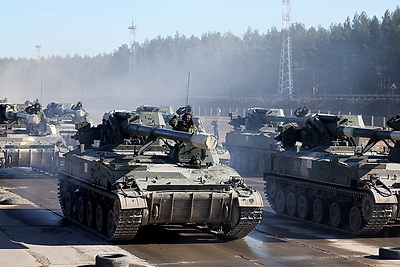 Тренировка парадных расчетов механизированной колонны проходит на аэродроме Липки