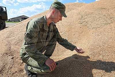 Помощь аграриям в уборке урожая в Мстиславском районе оказывают белорусские военнослужащие