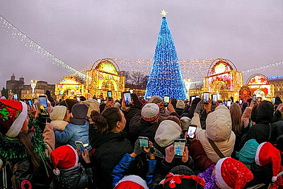 В Минске новогодними огнями засияла главная елка страны