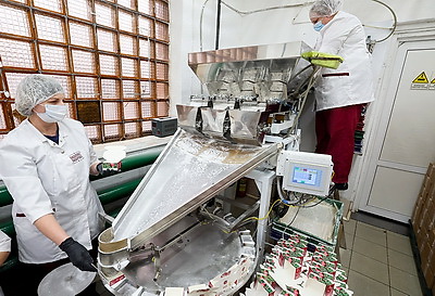 Единственное в Беларуси производство. Как в Глубоком изготавливают клюкву в сахарной пудре?