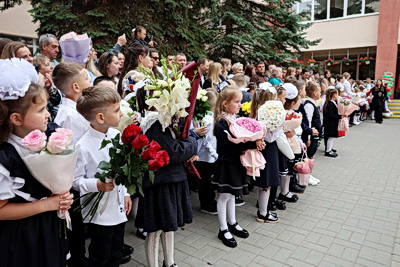 \"В три раза более долгожданно и волнительно\". В Минске в первый класс пошли тройняшки