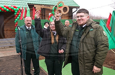 \"Новый год встретим в новом доме\". Молодые специалисты Буда-Кошелевского лесхоза получили арендное жилье