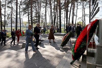 Члены Совета Республики возложили цветы в мемориальном комплексе \"Масюковщина\"
