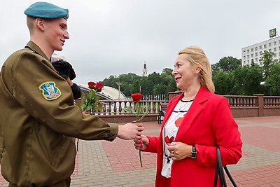 Витебские десантники на улицах города вручили женщинам цветы