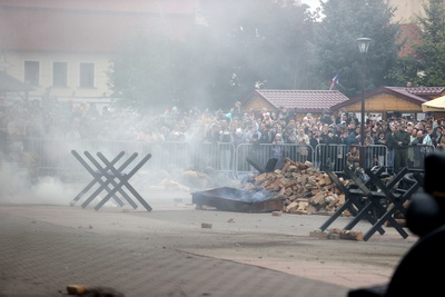 Перестрелка, взрывы и водружение Знамени Победы. В Гродно прошла реконструкция штурма Рейхстага