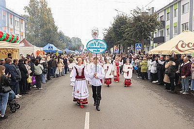 Памятник креветке, выставка караваев и подворий. В Белоозерске проходят \"Дажынкі-2025\"