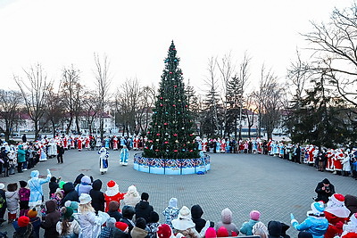 В Минске прошло шествие Дедов Морозов и Снегурочек