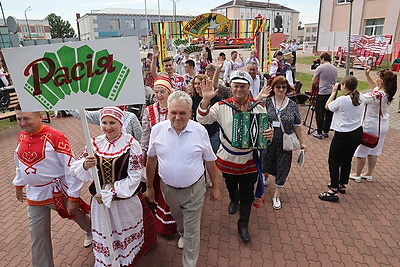 Региональный фестиваль \"Грай, гармонік!\" собрал в Ельске профессиональных музыкантов и любителей
