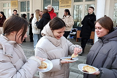 Пышные блины, песни и народные забавы. Студенческую Масленицу отпраздновали в Могилеве