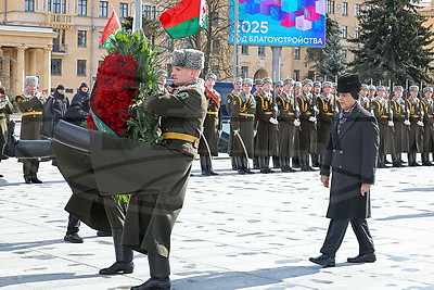 Премьер-министр Пакистана возложил венок к монументу Победы в Минске