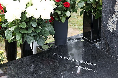 Последний аккорд. Памятник композитору Олегу Елисеенкову открыли на Восточном кладбище в Минске