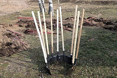 На братской могиле в Речицком районе трудится десант субботника