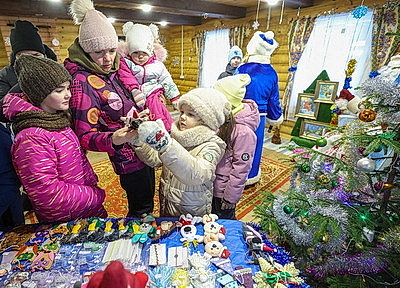 Квесты, игры, подарки. Как дети проводят праздники в резиденции Снегурочки в Городке