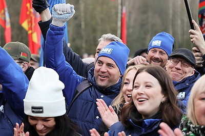Невероятная атмосфера. Четвертый чемпионат по колке дров среди СМИ проходит в Минском районе