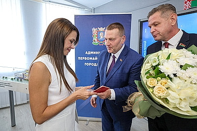 Многодетным матерям Витебска вручили почетные награды за материнский труд