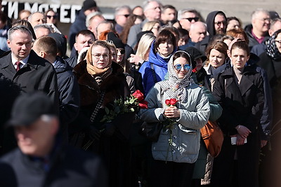 Колокола и людская скорбь. В день памяти Хатыни на мемориале возлагают цветы