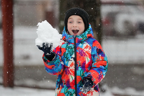 Первый снег. Детские забавы