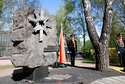 В Минске возложили цветы к памятным знакам \"Ахвярам Чарнобыля\" и \"Камень мира Хиросимы\"