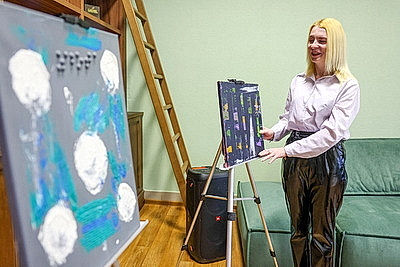 Познать душу через касание. Удивительная история незрячей художницы и ее тактильных картин