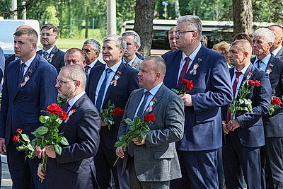 Делегация Совета Республики возложила цветы к мемориальному комплексу \"Масюковщина\"