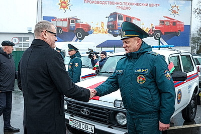 Ключи от квартир и служебных автомобилей вручили гродненским спасателям