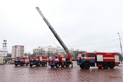 Выставка спецтехники на \"Марафоне единства\" в Новополоцке привлекла внимание школьников города