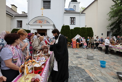 Накануне Пасхи белорусы освящают куличи в храмах и костелах
