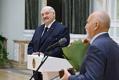 Лукашенко вручил награды заслуженным аграриям Беларуси