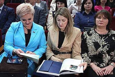 \"Мы учились в одно время\". Книгу \"Наш Президент\" презентовали в альма-матер Лукашенко