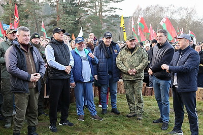 Невероятная атмосфера. Четвертый чемпионат по колке дров среди СМИ проходит в Минском районе