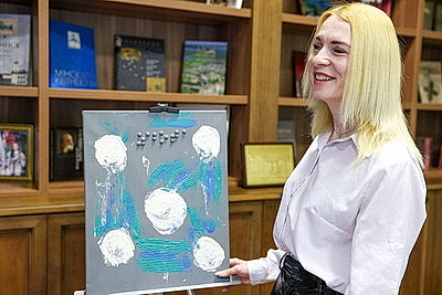 Познать душу через касание. Удивительная история незрячей художницы и ее тактильных картин