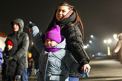 С хороводами, подарками и белорусскими песнями. В комплексе \"Лошицкий\" прошли первые новогодние гуляния
