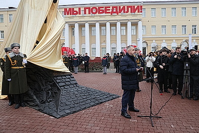 Памятник Рокоссовскому, парад военной техники. В Гомеле почтили память героев-освободителей