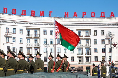 Член Посткома Политбюро ЦК КПК возложил венок к монументу Победы в Минске