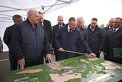 Лукашенко ознакомился с развитием в Беларуси птицеводческой отрасли