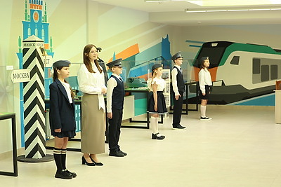 Железнодорожный класс и шикарная спортивная база. Новую школу открыли в Минске