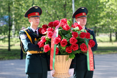В Минске возложили цветы к памятным знакам \"Ахвярам Чарнобыля\" и \"Камень мира Хиросимы\"