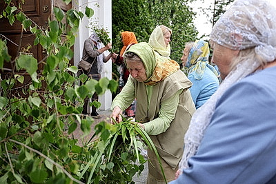Православные верующие празднуют День Святой Троицы в Гродненском Свято-Рождество-Богородичном женском монастыре