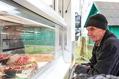 \"Продуктов вдоволь, заказы - в тетрадке\". Как автолавка делает жизнь на селе более комфортной