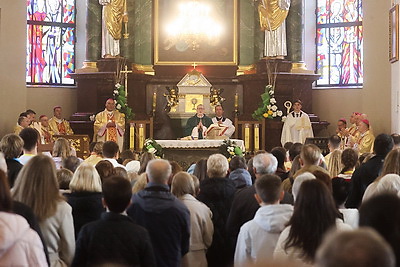 С букетом васильков в руках. Клаудио Гуджеротти возглавил литургию в брестском костеле Воздвижения Святого Креста