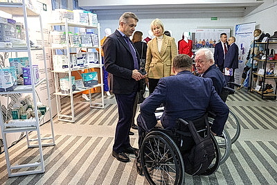 Средства гигиены, специальная обувь и одежда. Что предлагают предприятия \"Беллегпрома\" для людей с инвалидностью