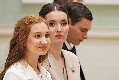 Лукашенко - выпускникам вузов: мир огромен, а Беларусь у нас одна