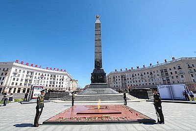 Народное возложение цветов прошло у монумента Победы в Минске