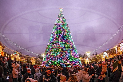 В Минске новогодними огнями засияла главная елка страны